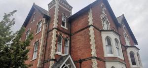 Flat 12 Sebastian Court - 2 beds with a four poster