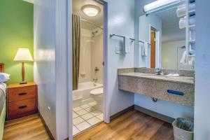 Deluxe King Room room in Motel 6-Buffalo NY - Airport - Williamsville