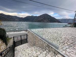 Modern Waterfront 3-Bed Apartment