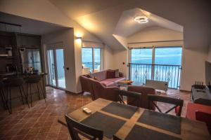 Modern Waterfront 3-Bed Apartment