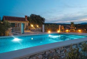 Heritage Holiday House Lori with pool - 3hvězdičkové hotely ve městě Postira