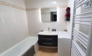 Appartements L'Atalante, 2 pieces 47m2 renove residence piscine : photos des chambres