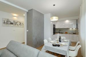 Apartment and room Mare