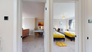 Contemporary 2 Bed Apartment With Private Garden