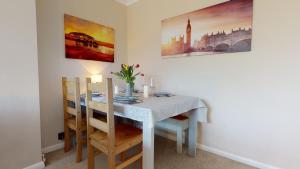 Contemporary 2 Bed Apartment With Private Garden