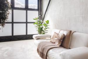 Architectural Home, Pool Oasis Steps from Trendy Chapel St.