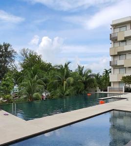 By The Sea Beach Luxury Resort - Batu Ferringhi