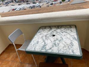 •{ HABITACIÓN EN COIN A 30KM DE LA PLAYA ]•