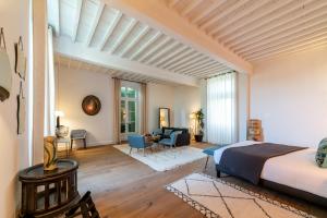 Hotels Les Chambres du Prieure : Suite Lit King-Size