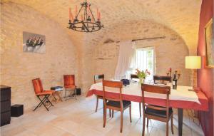 Maisons de vacances Amazing Home In Castelnau-valence With 2 Bedrooms : photos des chambres