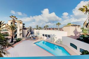 Imperial Beach Club Unit 303 Oceanfront condo, direct beach access, pool, hot tub, & private balcony