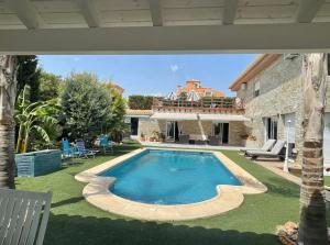 Habitación con baño privado frente a la piscina, máximo 2 Personas, no es la casa completa