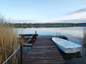 Siedlisko nr 3 nad jeziorem Skarlińskim, domki letniskowe, mazury, jezioro,bania
