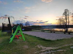 Siedlisko nr 4E i 4F nad jeziorem Skarlińskim, jezioro, mazury, domki letniskowe, bania