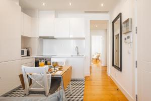 Bright Tailor Made Flat With a View in Estrela