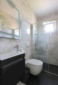 Casa Bianca family apartment near sandy beach with parking and rooftop experience