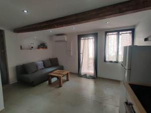 Logement neuf centre du village aux pieds du château