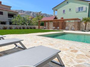 BELA - Apartment Baska mit Balkon und großzügiger Poolarea