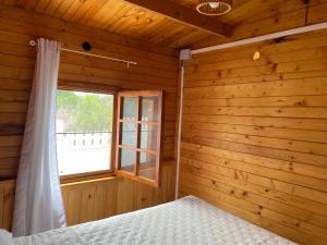 Agradable Mini Casa de madera con jardín amplio