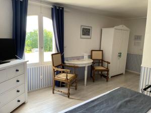 Hotels HOTEL LE MAS D'HeLeNE : Chambre Double ou Lits Jumeaux