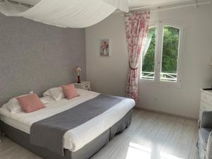 Hotels HOTEL LE MAS D'HeLeNE : Chambre Double ou Lits Jumeaux