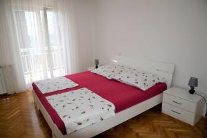 Remarkable 2-Bed Apartment in Okrug Gornji
