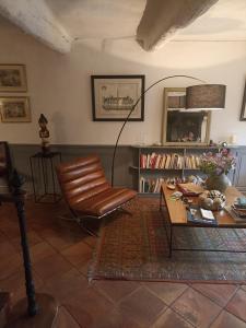 B&B / Chambres d'hotes la villageoise, chambre troglodyte pitoresque au coeur du village : photos des chambres