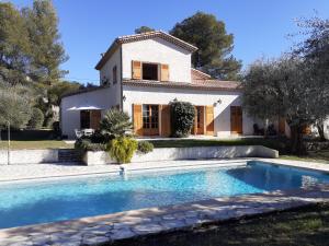 Grande villa avec piscine et jardin paysager  La Pinède 