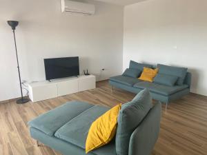 Daniela Family Apartment - top floor - new & quite location - great sea & island view