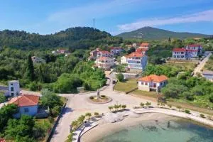 Sunshine Place by the beach - Lukoran