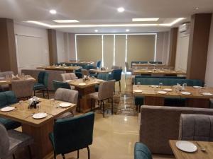 Hotel Mumbai House,LIG Square