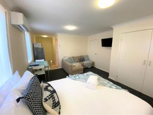 Poley Cow Studio - Lake & Mountain Views l Air-Con l Parking