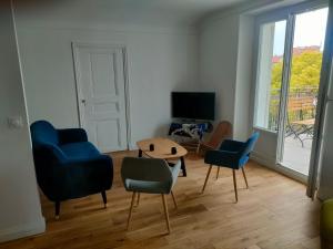 3 rooms, 2 bathrooms, in a villa. Lightfull, quiet and charm