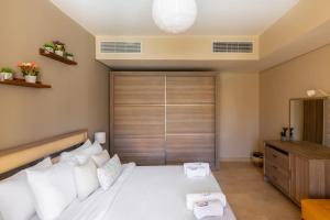 Jazzy 1BDR w Outdoor Pool View Terrace Free Pool & Beach Access