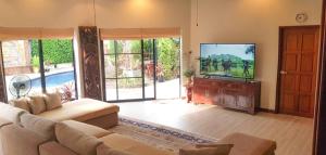 LUXURIOUS VIEW TALAY VILLA - PATTAYA HOLIDAY HOUSE