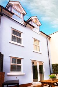 Beautifully furnished 4-bed townhouse on South Cliff