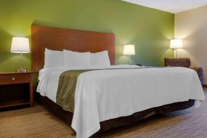 King Room - Disability Access/Non-Smoking room in Quality Inn Harrison