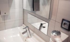 Hotels Hotel le Grillon : Chambre Lits Jumeaux