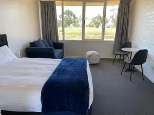 Happy Wanderer Motel Lake Boga ON THE LAKE WITH LAKE VIEWS - Fish Point