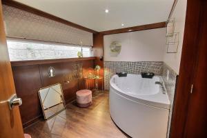 Hotels VIP Paris Yacht Hotel & Spa : Suite avec Jacuzzi