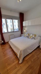 2 Bed Flat - Sleeps 6 - Pets - Pool - Parking