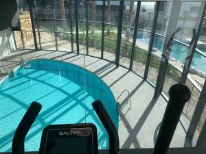 CASA CASU NEW STUNNING 3 BED RAISED GROUND FLOOR APARTMENT & HUGE BALCONY WITH SEA POOL & MOUNTAIN VIEW INDOOR & OUTDOOR SWIMMING POOLS & GYM WALKING DISTANCE TO BEACH PORT Estepona TRAVELLER AWARD 2023
