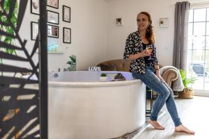Appartements Suite L'echappee - Maison romantique - SPA & Sauna Privatif- Pole Dance - Lit rond avec miroir au plafond : photos des chambres