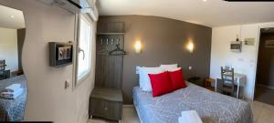 Hotels LOGIS Hotel La Chaumiere : photos des chambres