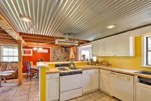 Charming Cottage with Deck in Blue Ridge!