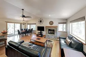 Sunlit Forest Haven - Lake Valley