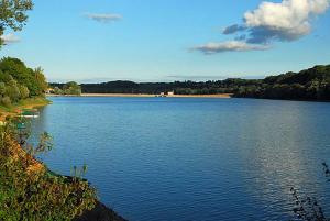 Maison bord de lac de charmes