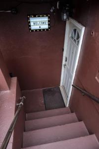 Elegant 2 Bedroom Suite w Modern Amenities