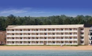 Mackinaw Beach and Bay Inn & Suites - Charlevoix