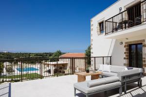 New luxurious villa with stunning pool,views &bbq!